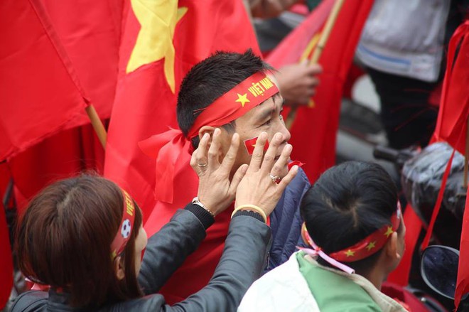 Đội tuyển U23 Việt Nam mất 6 tiếng đồng hồ để đi qua biển người hâm mộ dài 30km - Ảnh 51.