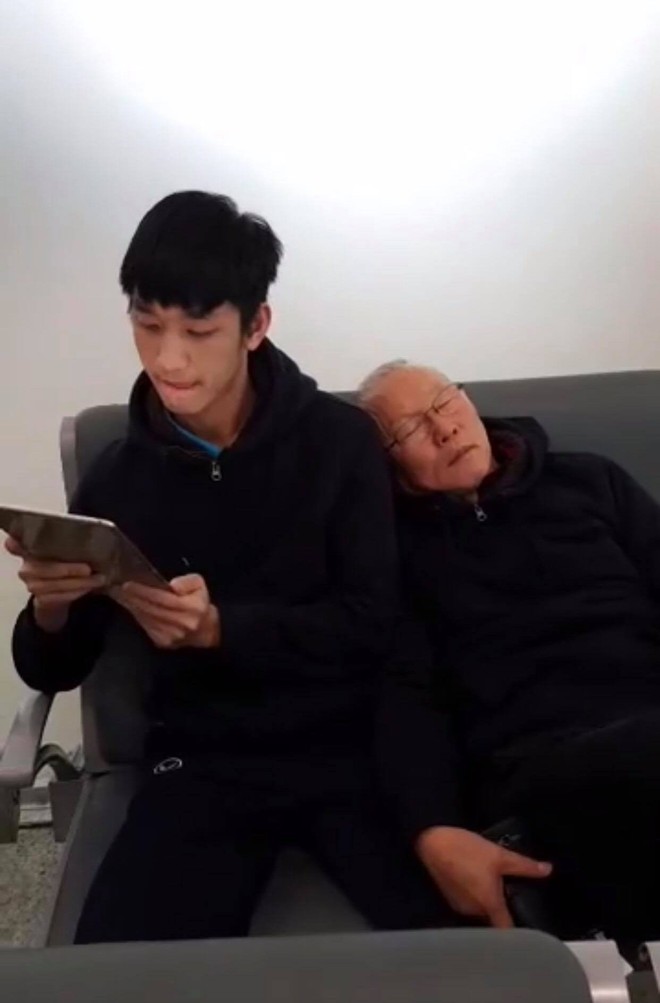 Hành động đáng yêu của “ông chú Hàn Quốc”: Kéo vai Trọng Đại, tựa đầu ngủ như 2 bố con ở sân bay - Ảnh 2.