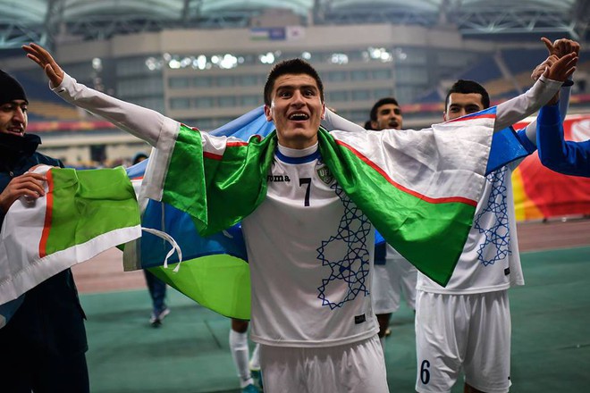 Fan bóng đá Uzbekistan vui mừng hò reo, ăn mừng chiến thắng của đội tuyển trong trận chung kết lịch sử - Ảnh 2.