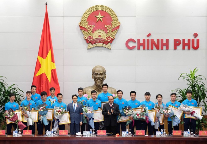 Thủ tướng Nguyễn Xuân Phúc đón U23 Việt Nam: Tôi đã chờ đợi 5 giờ nhưng chưa bao giờ đợi lâu mà vui đến thế - Ảnh 1. Thủ tướng Nguyễn Xuân Phúc đón U23 Việt Nam: Tôi đã chờ đợi 5 giờ nhưng chưa bao giờ đợi lâu mà vui đến thế - Ảnh 1.