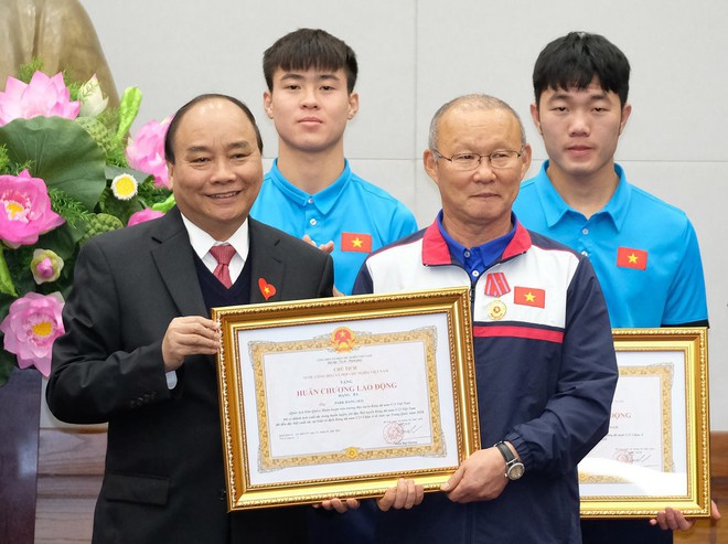Thủ tướng Nguyễn Xuân Phúc đón U23 Việt Nam: Tôi đã chờ đợi 5 giờ nhưng chưa bao giờ đợi lâu mà vui đến thế - Ảnh 2. Thủ tướng Nguyễn Xuân Phúc đón U23 Việt Nam: Tôi đã chờ đợi 5 giờ nhưng chưa bao giờ đợi lâu mà vui đến thế - Ảnh 2.