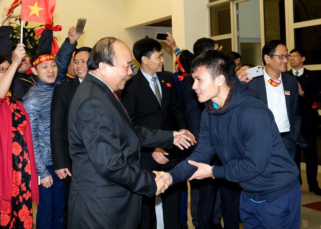 Thủ tướng Nguyễn Xuân Phúc đón U23 Việt Nam: Tôi đã chờ đợi 5 giờ nhưng chưa bao giờ đợi lâu mà vui đến thế - Ảnh 3.