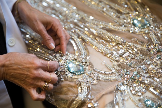 Được chạm tay vào thiết kế Haute Couture đính hơn 120.000 viên đá này thì quả là diễm phúc! - Ảnh 6.