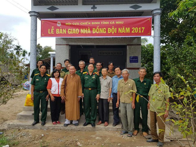 Thấy người mẹ dùng dây vải buộc chặt con vào người, bác sĩ 86 tuổi theo dõi liền nhận ra sự thật xúc động - Ảnh 2.