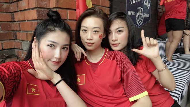 Chưa bao giờ street style của các người đẹp Việt lại ngập tràn cờ đỏ sao vàng như tuần vừa rồi - Ảnh 7.