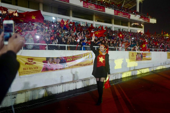 Là thần tượng của nhiều fan, Jennifer Phạm hạnh phúc khi trở thành người hâm mộ U23 Việt Nam - Ảnh 4.