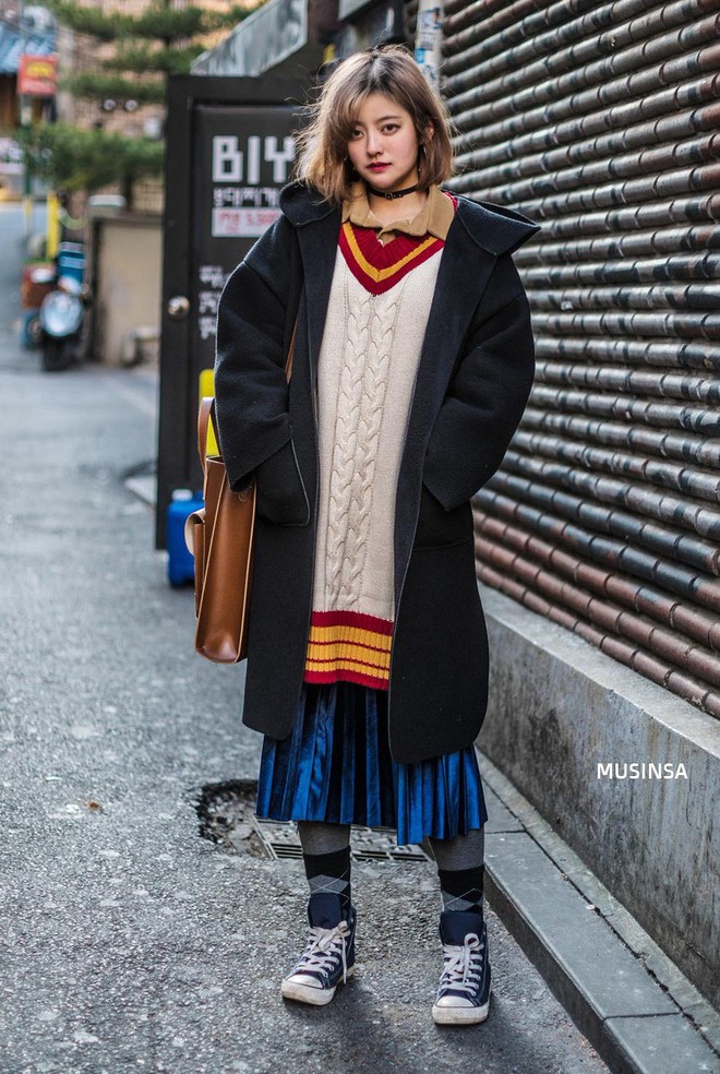 Street style Hàn Quốc: Mặc vài ba chiếc áo khoác to sụ cùng lúc chẳng hâm chút nào mà lại chất hết nấc - Ảnh 2.