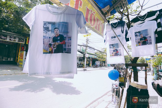 Nắm bắt được độ hot của U23 VN, nhiều cửa hàng thời trang đã bán áo in hình Tiến Dũng - Quang Hải và ngay lập tức đắt hàng - Ảnh 2.