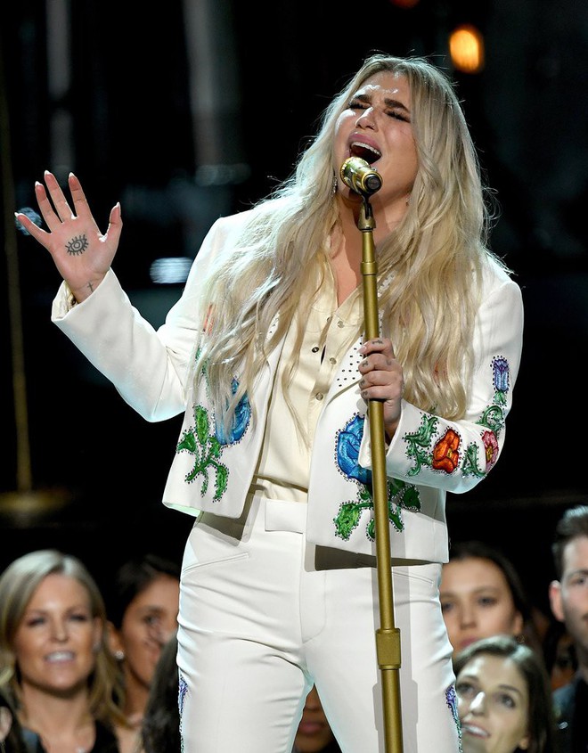 Hát về việc mình từng bị quấy rối tình dục, Kesha bật khóc ngay trên sân khấu Grammy 2018 - Ảnh 2.