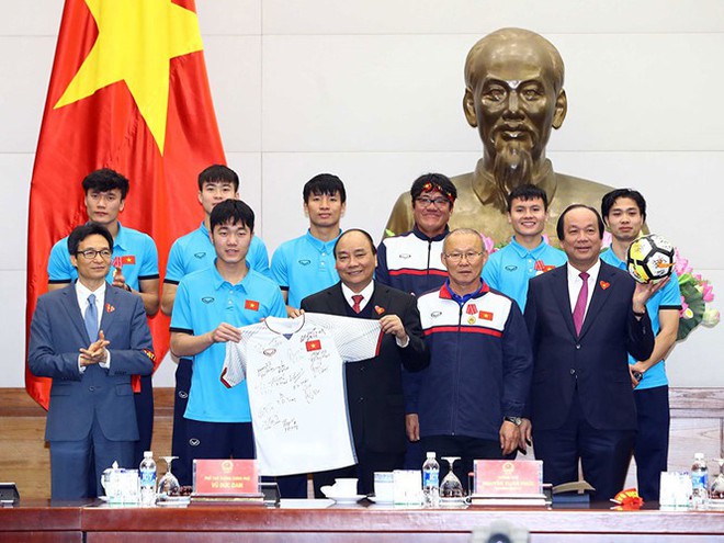 Báo Anh ngạc nhiên trước dòng thác người hâm mộ với cờ đỏ sao vàng rợp trời chào đón các chàng trai U23 Việt Nam - Ảnh 4.