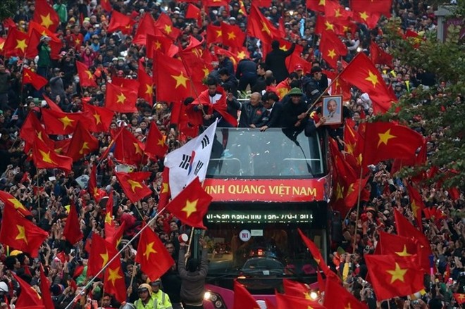 Báo Anh ngạc nhiên trước dòng thác người hâm mộ với cờ đỏ sao vàng rợp trời chào đón các chàng trai U23 Việt Nam - Ảnh 1.