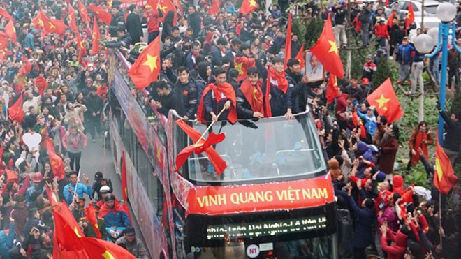 Báo Anh ngạc nhiên trước dòng thác người hâm mộ với cờ đỏ sao vàng rợp trời chào đón các chàng trai U23 Việt Nam - Ảnh 2.