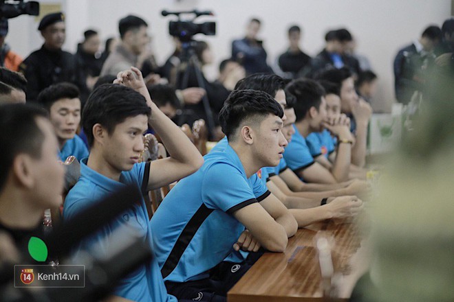 Cận cảnh dàn cầu thủ cực phẩm U23 Việt Nam trong họp báo mừng công - Ảnh 1.