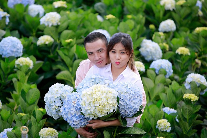 MC Hoàng Linh hạnh phúc như cô gái lần đầu biết yêu trong bộ ảnh cưới tại vườn cẩm tú cầu Đà Lạt - Ảnh 6.