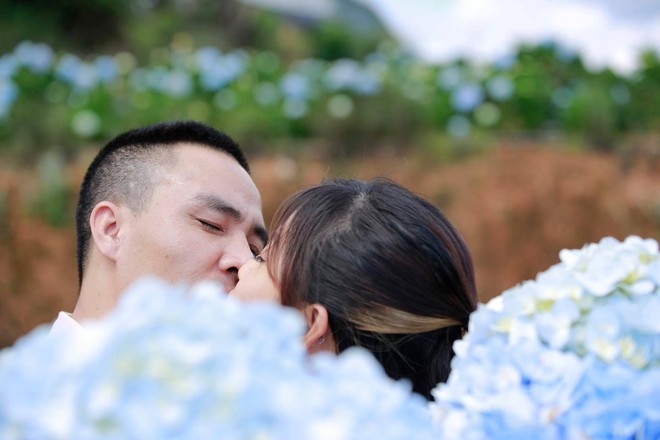 MC Hoàng Linh hạnh phúc như cô gái lần đầu biết yêu trong bộ ảnh cưới tại vườn cẩm tú cầu Đà Lạt - Ảnh 8.