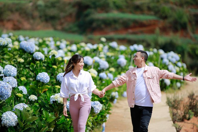 MC Hoàng Linh hạnh phúc như cô gái lần đầu biết yêu trong bộ ảnh cưới tại vườn cẩm tú cầu Đà Lạt - Ảnh 10.