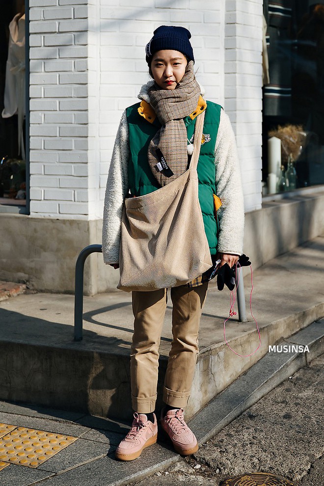 Street style Hàn Quốc: Mặc vài ba chiếc áo khoác to sụ cùng lúc chẳng hâm chút nào mà lại chất hết nấc - Ảnh 11.