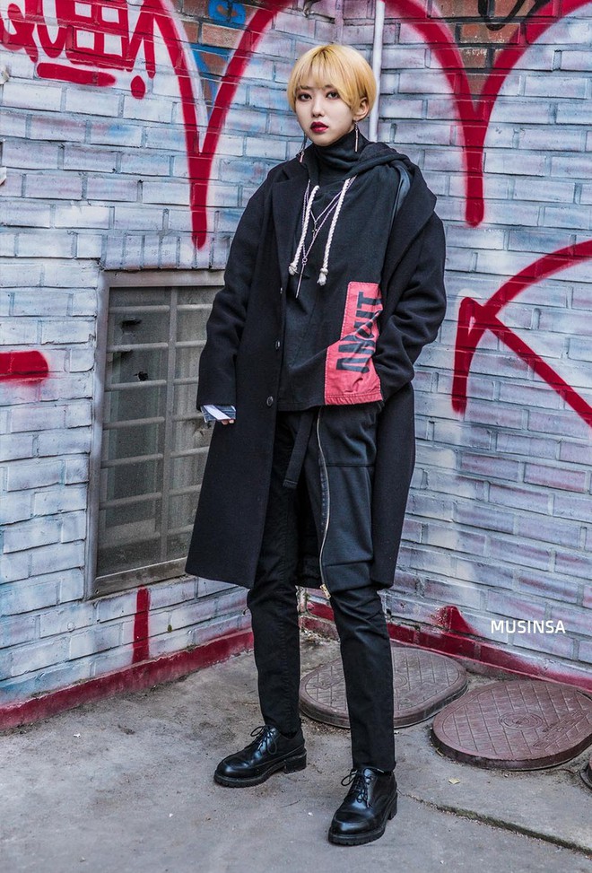 Street style Hàn Quốc: Mặc vài ba chiếc áo khoác to sụ cùng lúc chẳng hâm chút nào mà lại chất hết nấc - Ảnh 12. Street style Hàn Quốc: Mặc vài ba chiếc áo khoác to sụ cùng lúc chẳng hâm chút nào mà lại chất hết nấc - Ảnh 12.