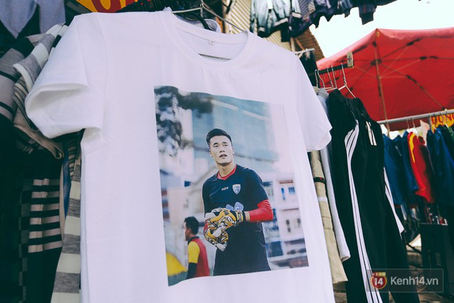 Nắm bắt được độ hot của U23 VN, nhiều cửa hàng thời trang đã bán áo in hình Tiến Dũng - Quang Hải và ngay lập tức đắt hàng - Ảnh 12.