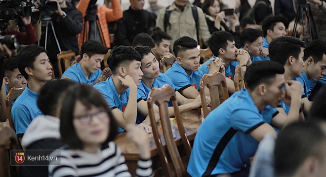 Cận cảnh dàn cầu thủ cực phẩm U23 Việt Nam trong họp báo mừng công - Ảnh 12.