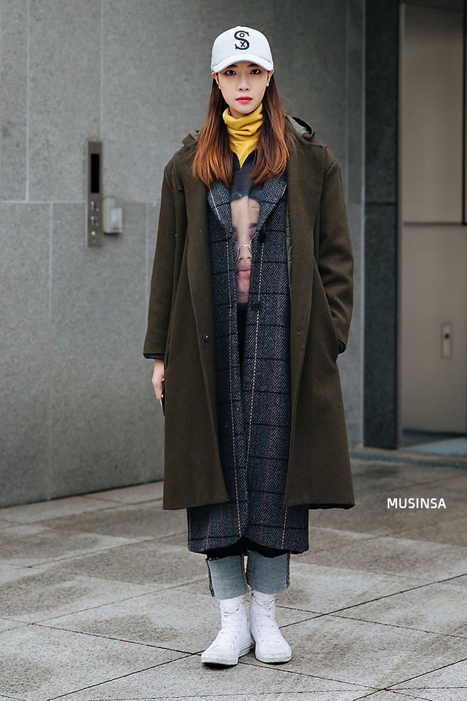 Street style Hàn Quốc: Mặc vài ba chiếc áo khoác to sụ cùng lúc chẳng hâm chút nào mà lại chất hết nấc - Ảnh 3.