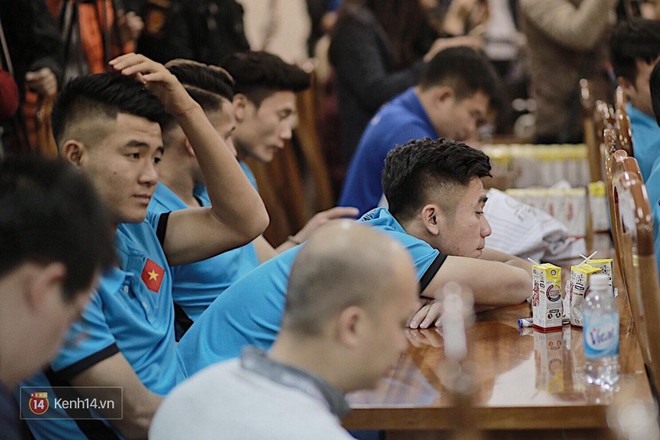 Cận cảnh dàn cầu thủ cực phẩm U23 Việt Nam trong họp báo mừng công - Ảnh 4.