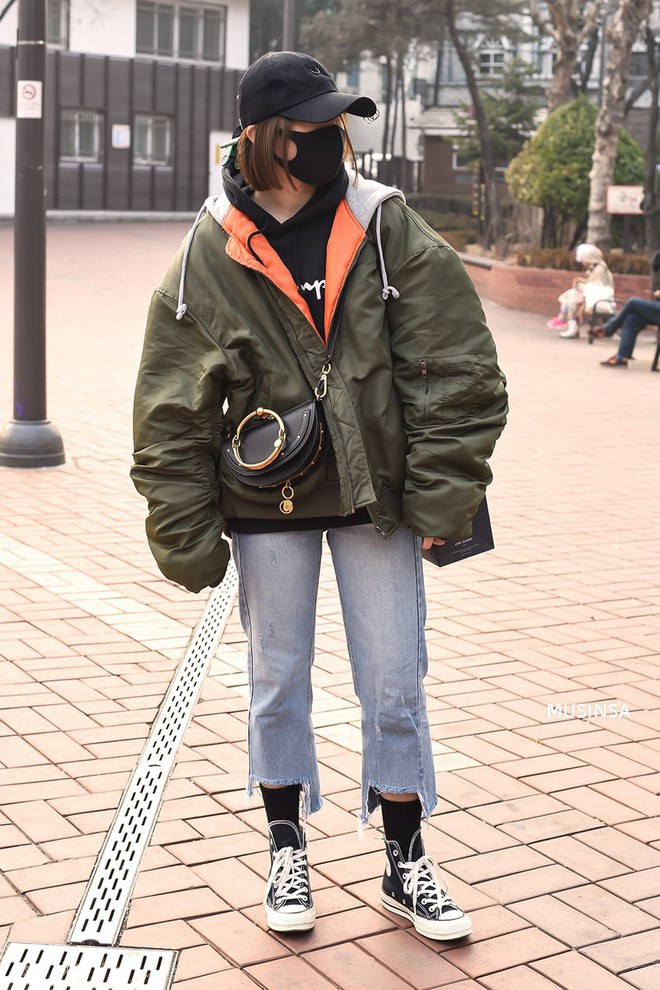 Street style Hàn Quốc: Mặc vài ba chiếc áo khoác to sụ cùng lúc chẳng hâm chút nào mà lại chất hết nấc - Ảnh 6. Street style Hàn Quốc: Mặc vài ba chiếc áo khoác to sụ cùng lúc chẳng hâm chút nào mà lại chất hết nấc - Ảnh 6.
