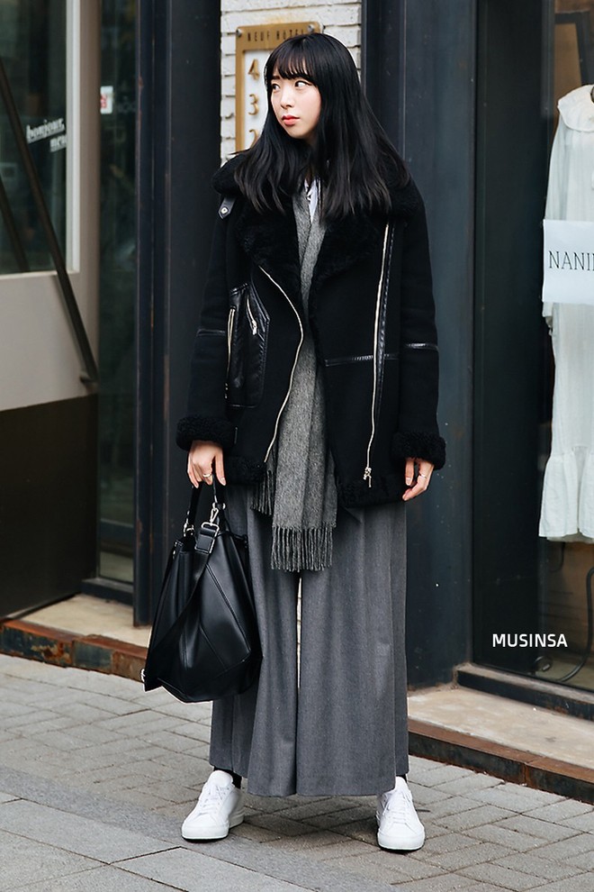 Street style Hàn Quốc: Mặc vài ba chiếc áo khoác to sụ cùng lúc chẳng hâm chút nào mà lại chất hết nấc - Ảnh 7.