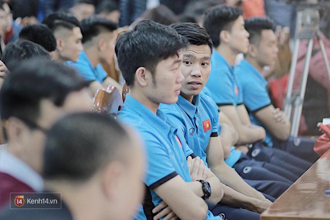 Cận cảnh dàn cầu thủ cực phẩm U23 Việt Nam trong họp báo mừng công - Ảnh 8.