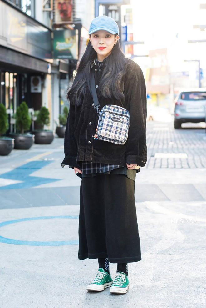Street style Hàn Quốc: Mặc vài ba chiếc áo khoác to sụ cùng lúc chẳng hâm chút nào mà lại chất hết nấc - Ảnh 9. Street style Hàn Quốc: Mặc vài ba chiếc áo khoác to sụ cùng lúc chẳng hâm chút nào mà lại chất hết nấc - Ảnh 9.