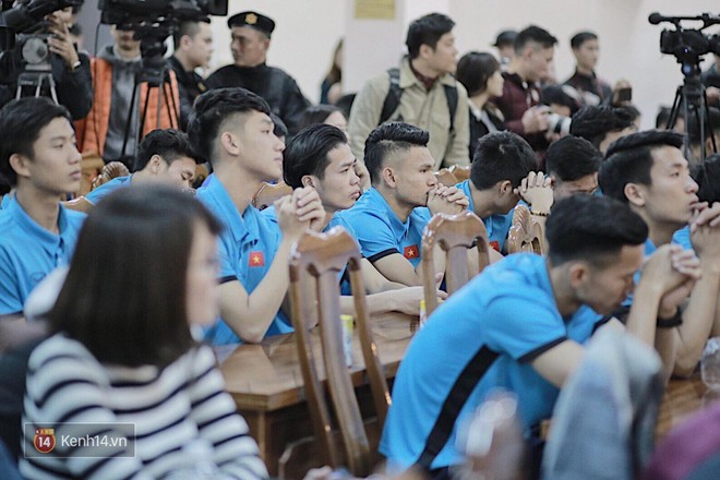 Cận cảnh dàn cầu thủ cực phẩm U23 Việt Nam trong họp báo mừng công - Ảnh 9.