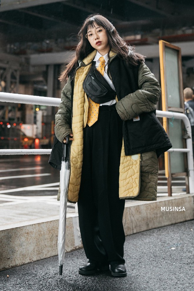 Street style Hàn Quốc: Mặc vài ba chiếc áo khoác to sụ cùng lúc chẳng hâm chút nào mà lại chất hết nấc - Ảnh 10.