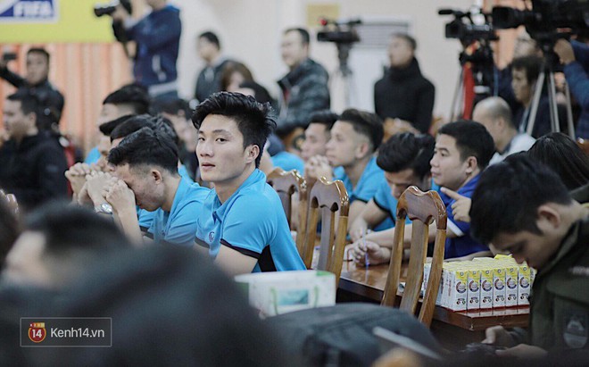 Cận cảnh dàn cầu thủ cực phẩm U23 Việt Nam trong họp báo mừng công - Ảnh 10.