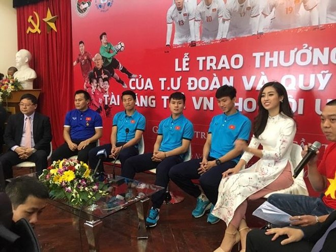 Hoa hậu Đỗ Mỹ Linh lần đầu lên tiếng sau khi âm thầm xuất hiện ở Thường Châu để cổ vũ cho U23 Việt Nam - Ảnh 2.