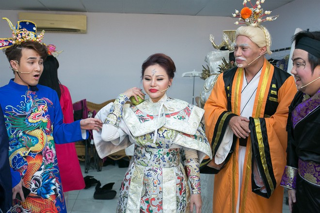 Đồng nghiệp thi nhau bóc mẽ trang phục của Lê Giang là hàng oder trên mạng - Ảnh 3.