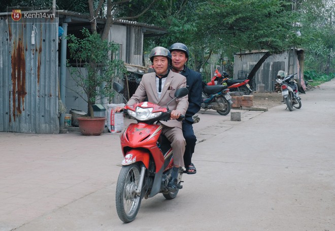 Chuyện cụ ông 69 tuổi bắt xe ôm, xe buýt gần 100km đến nhà bố mẹ Quang Hải để tặng một món quà đặc biệt - Ảnh 4.