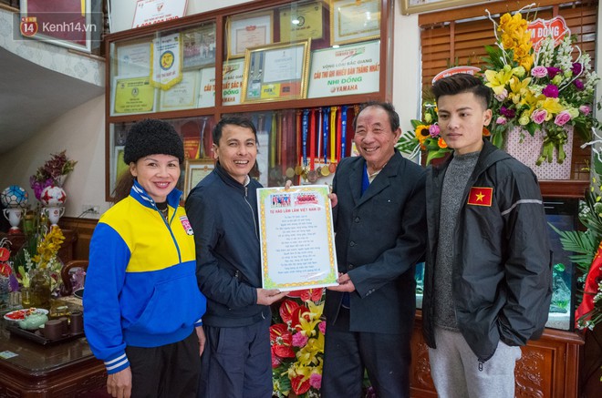 Chuyện cụ ông 69 tuổi bắt xe ôm, xe buýt gần 100km đến nhà bố mẹ Quang Hải để tặng một món quà đặc biệt - Ảnh 10.