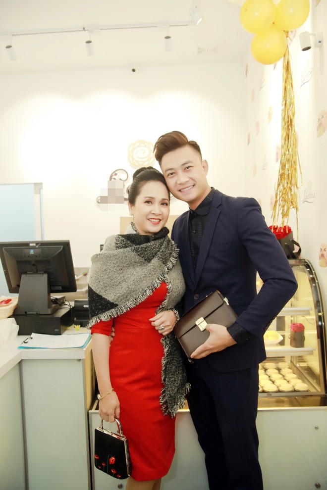 Mẹ chồng Lan Hương trẻ trung đến ngỡ ngàng với váy đỏ và khăn choàng sang chảnh - Ảnh 10.