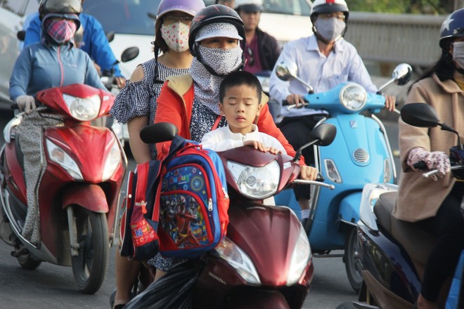 Kẹt xe từ sáng sớm, người Sài Gòn chen chúc đi làm trong tiết trời se lạnh ngày đầu tiên trong năm mới - Ảnh 2.