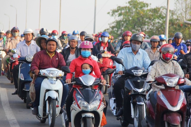 Kẹt xe từ sáng sớm, người Sài Gòn chen chúc đi làm trong tiết trời se lạnh ngày đầu tiên trong năm mới - Ảnh 3.