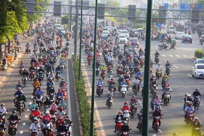 Kẹt xe từ sáng sớm, người Sài Gòn chen chúc đi làm trong tiết trời se lạnh ngày đầu tiên trong năm mới - Ảnh 15.