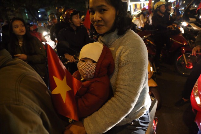 U23 Việt Nam ngược dòng vào bán kết, hàng triệu CĐV mang cờ tổ quốc đổ ra đường ăn mừng chiến thắng - Ảnh 4.