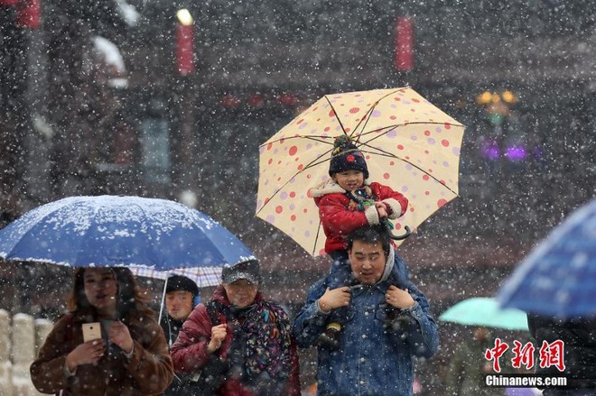Giữa trời tuyết rơi lạnh giá ở Trung Quốc, đại gia đình vẫn bình chân như vại ngồi ăn cỗ cưới - Ảnh 6.