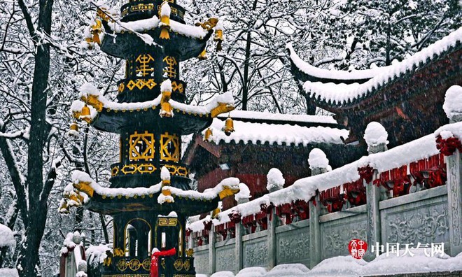Giữa trời tuyết rơi lạnh giá ở Trung Quốc, đại gia đình vẫn bình chân như vại ngồi ăn cỗ cưới - Ảnh 7.
