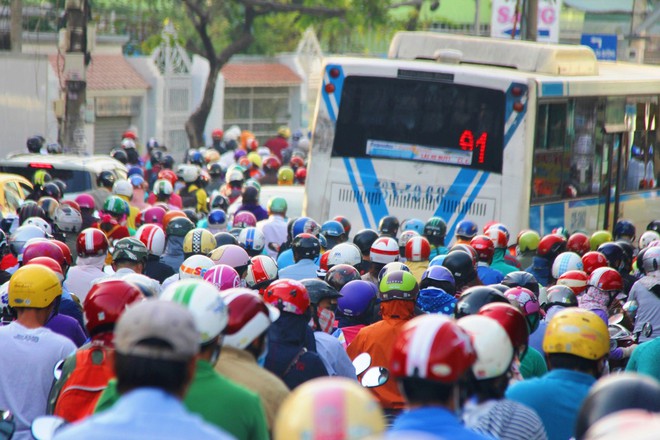 Kẹt xe từ sáng sớm, người Sài Gòn chen chúc đi làm trong tiết trời se lạnh ngày đầu tiên trong năm mới - Ảnh 5.