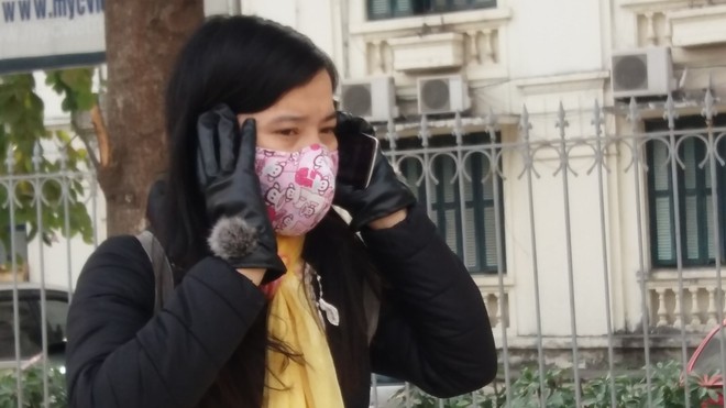 Công nhân dùng vòi rồng làm sạch đường nhưng lại khiến bụi bay mù mịt trên Đường đẹp nhất Việt Nam - Ảnh 7. Công nhân dùng vòi rồng làm sạch đường nhưng lại khiến bụi bay mù mịt trên Đường đẹp nhất Việt Nam - Ảnh 7.