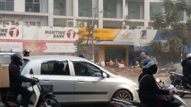 Công nhân dùng vòi rồng làm sạch đường nhưng lại khiến bụi bay mù mịt trên Đường đẹp nhất Việt Nam - Ảnh 3. Công nhân dùng vòi rồng làm sạch đường nhưng lại khiến bụi bay mù mịt trên Đường đẹp nhất Việt Nam - Ảnh 3.