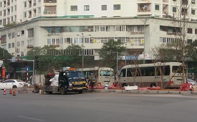 Công nhân dùng vòi rồng làm sạch đường nhưng lại khiến bụi bay mù mịt trên Đường đẹp nhất Việt Nam - Ảnh 8.