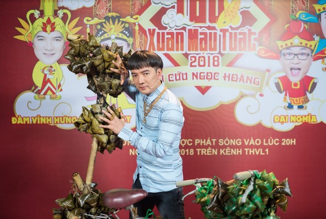 Hết hồn khi Mr Đàm đeo vàng “kín người” đi bán bánh ú trong Táo quân miền Nam - Ảnh 3.