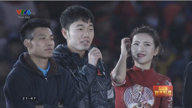 Flycam cận cảnh xe buýt diễu hành của U23 Việt Nam, nhìn các cầu thủ chuyền nhau miếng pizza của fan để ăn mà thương! - Ảnh 3.
